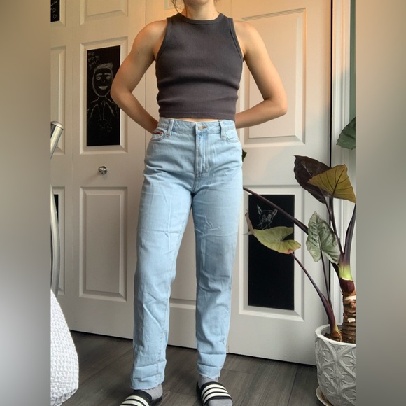 Tommy Hilfiger light wash high waisted mom jeans cut at the bottom - Picture 3 of 6